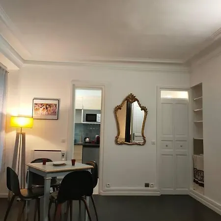 Apartment Les Abbesses Paris